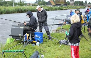 Deelnemers JeugdVISdag Alkmaar leren vaste stok vissen